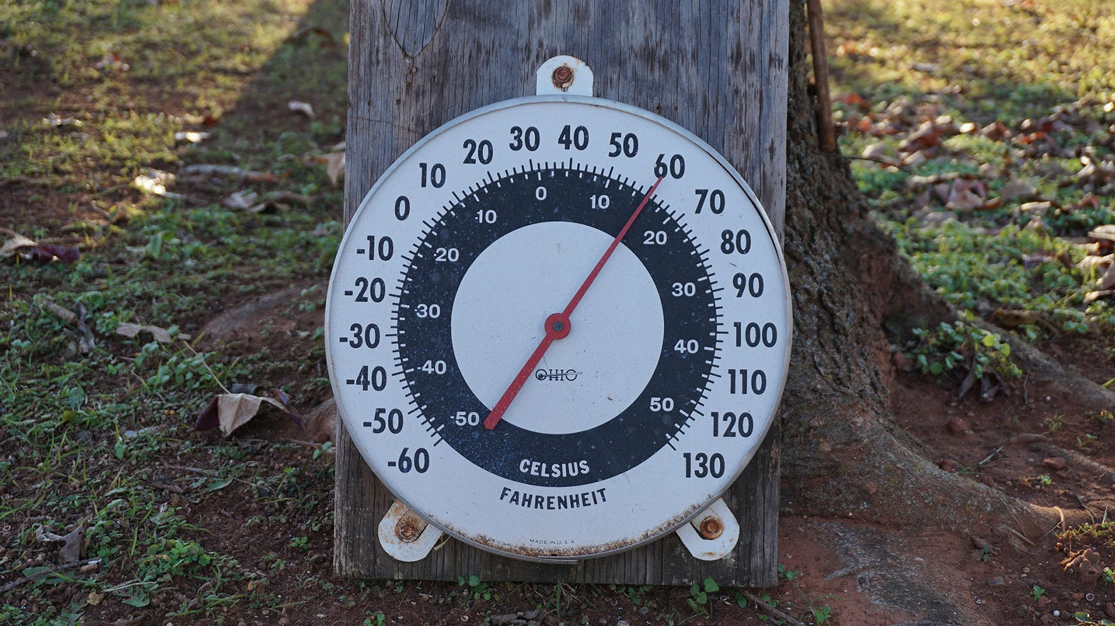Como é que um termómetro mede a temperatura do ar?
